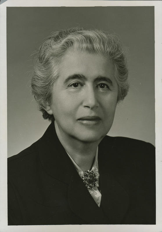 Selma Stern-Taeubler : studio portrait